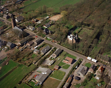 835148 Luchtfoto van enkele huizen aan de Nieuw-Loosdrechtsedijk te Nieuw-Loosdrecht (gemeente Loosdrecht) met links de ...